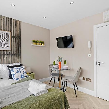 Cosy Heathrow Studios - Parking - Garden Лондон Экстерьер фото