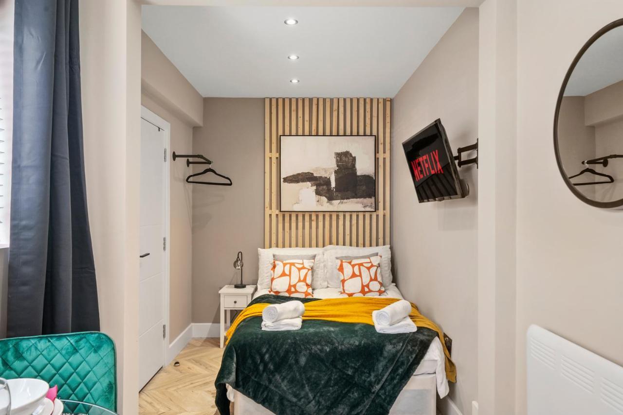 Cosy Heathrow Studios - Parking - Garden Лондон Экстерьер фото