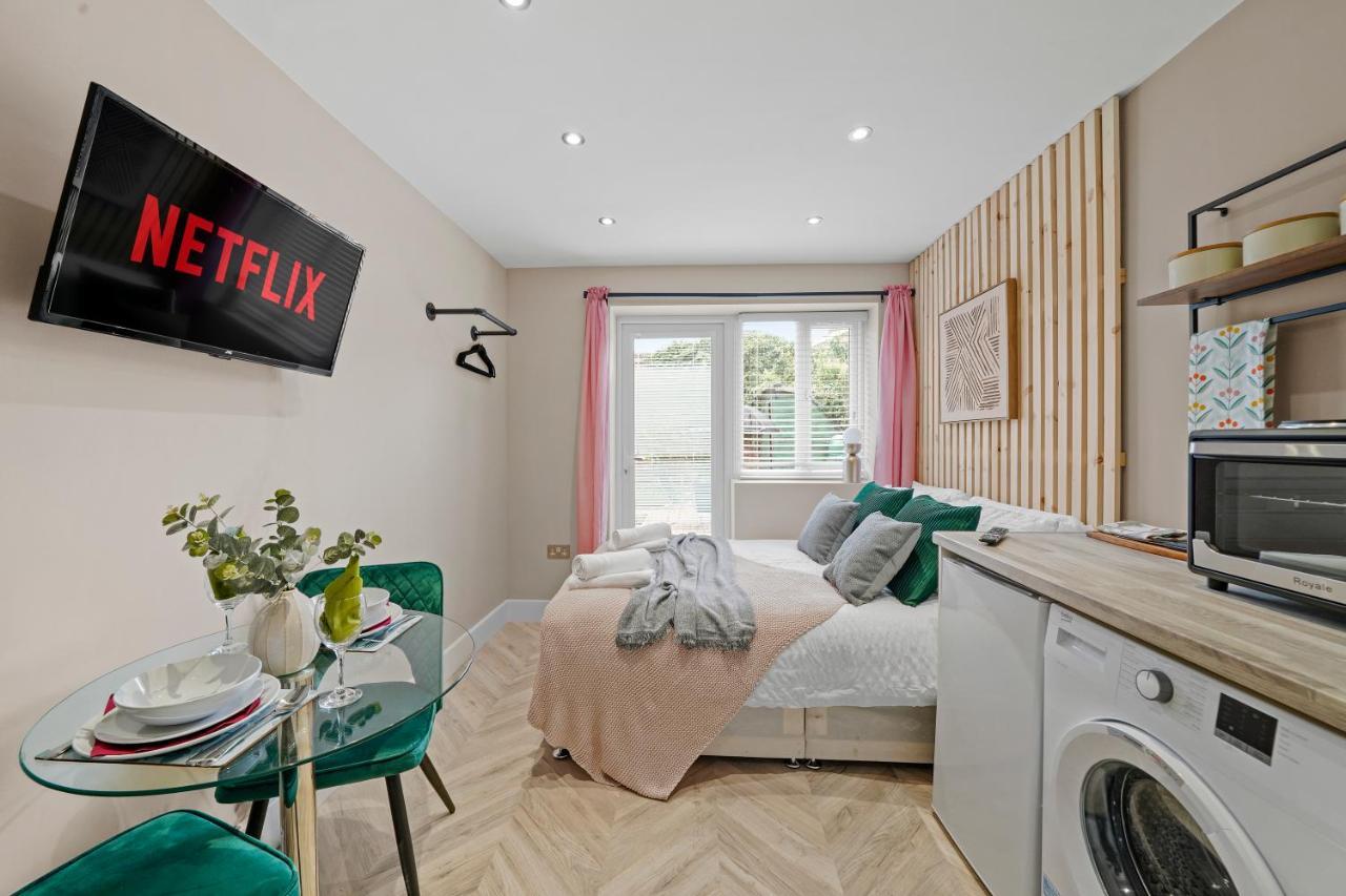 Cosy Heathrow Studios - Parking - Garden Лондон Экстерьер фото