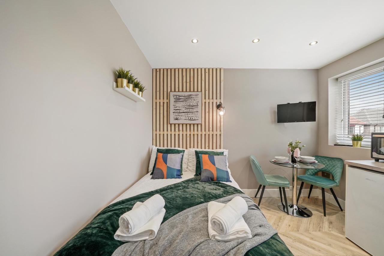 Cosy Heathrow Studios - Parking - Garden Лондон Экстерьер фото