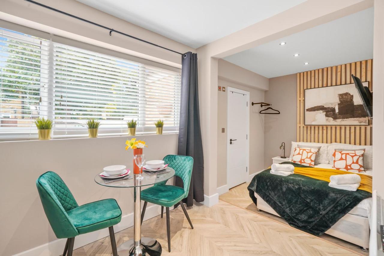 Cosy Heathrow Studios - Parking - Garden Лондон Экстерьер фото