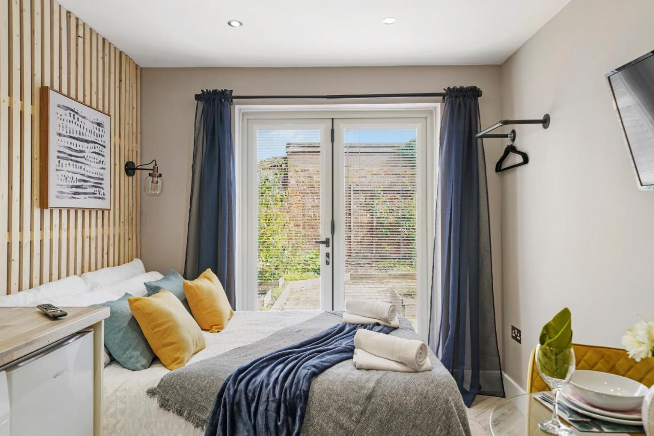 Cosy Heathrow Studios - Parking - Garden Лондон Экстерьер фото