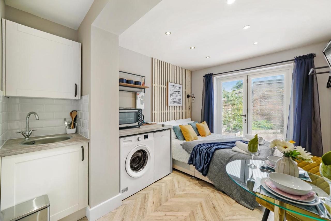 Cosy Heathrow Studios - Parking - Garden Лондон Экстерьер фото