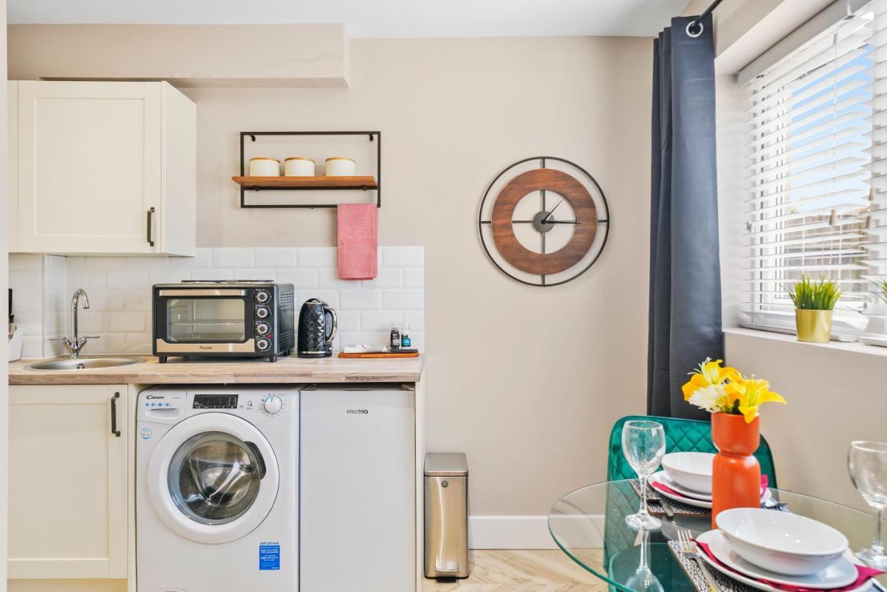 Cosy Heathrow Studios - Parking - Garden Лондон Экстерьер фото