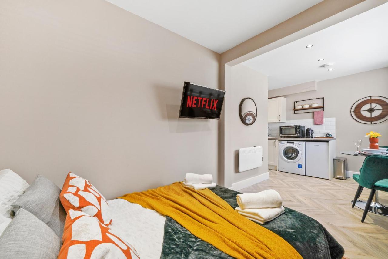 Cosy Heathrow Studios - Parking - Garden Лондон Экстерьер фото