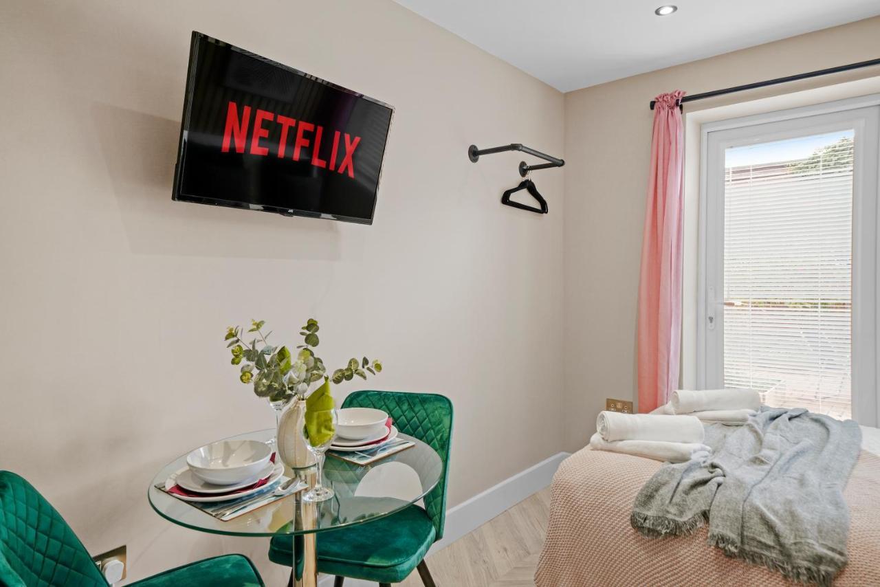 Cosy Heathrow Studios - Parking - Garden Лондон Экстерьер фото