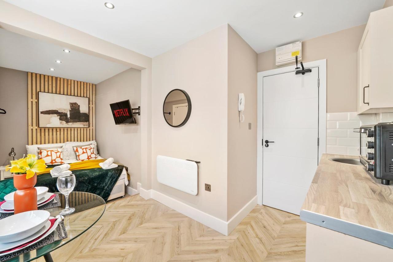 Cosy Heathrow Studios - Parking - Garden Лондон Экстерьер фото