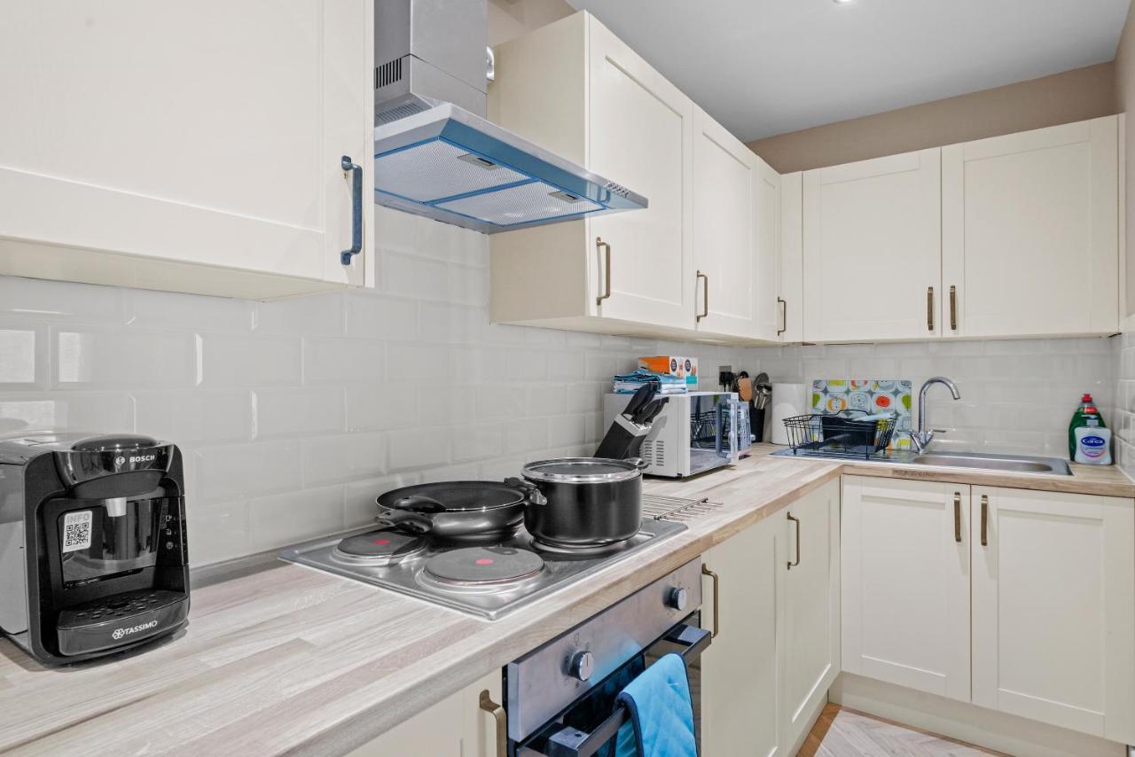 Cosy Heathrow Studios - Parking - Garden Лондон Экстерьер фото