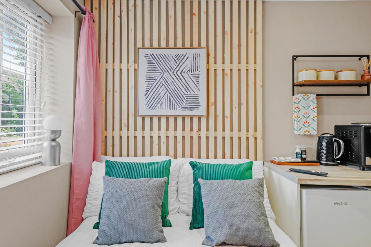 Cosy Heathrow Studios - Parking - Garden Лондон Экстерьер фото