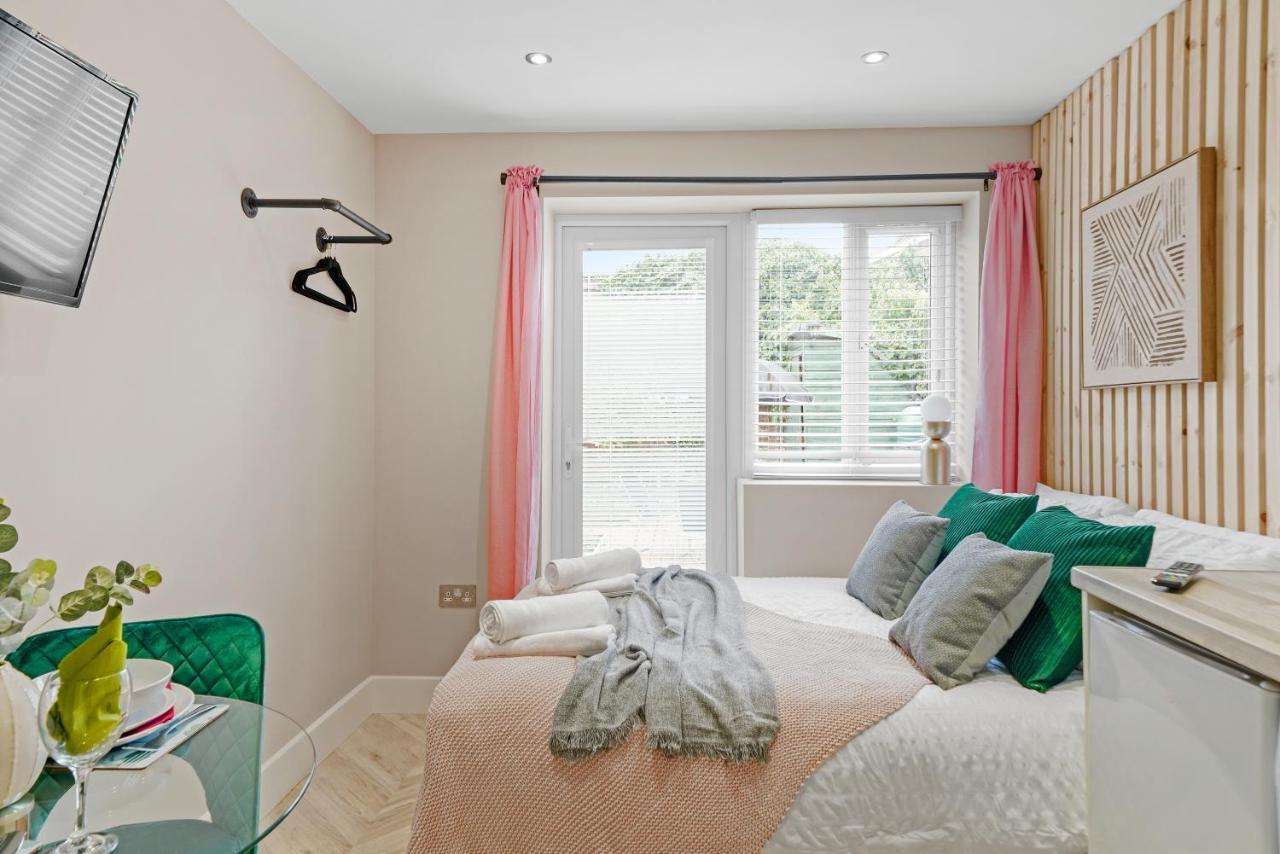 Cosy Heathrow Studios - Parking - Garden Лондон Экстерьер фото