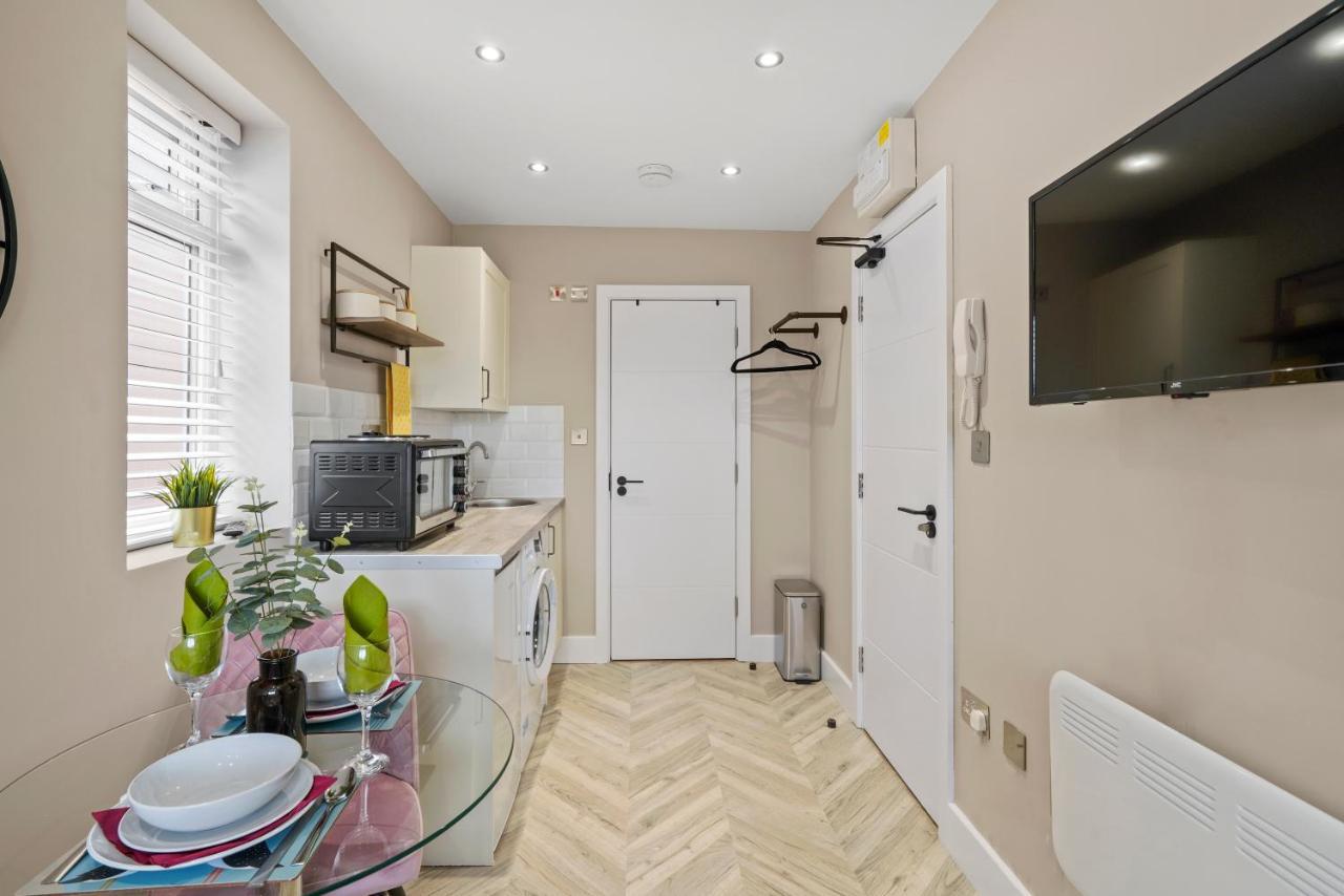 Cosy Heathrow Studios - Parking - Garden Лондон Экстерьер фото