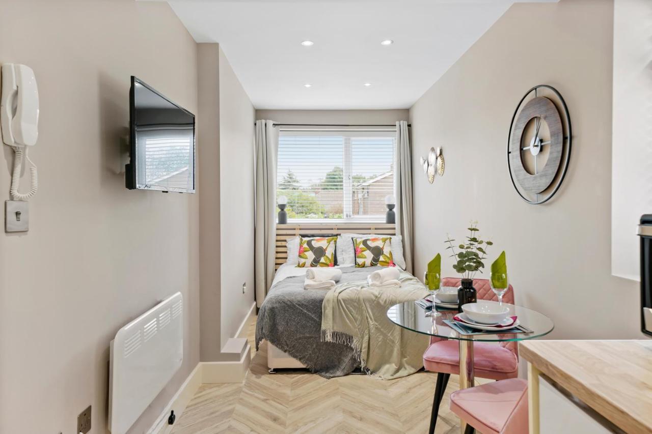 Cosy Heathrow Studios - Parking - Garden Лондон Экстерьер фото