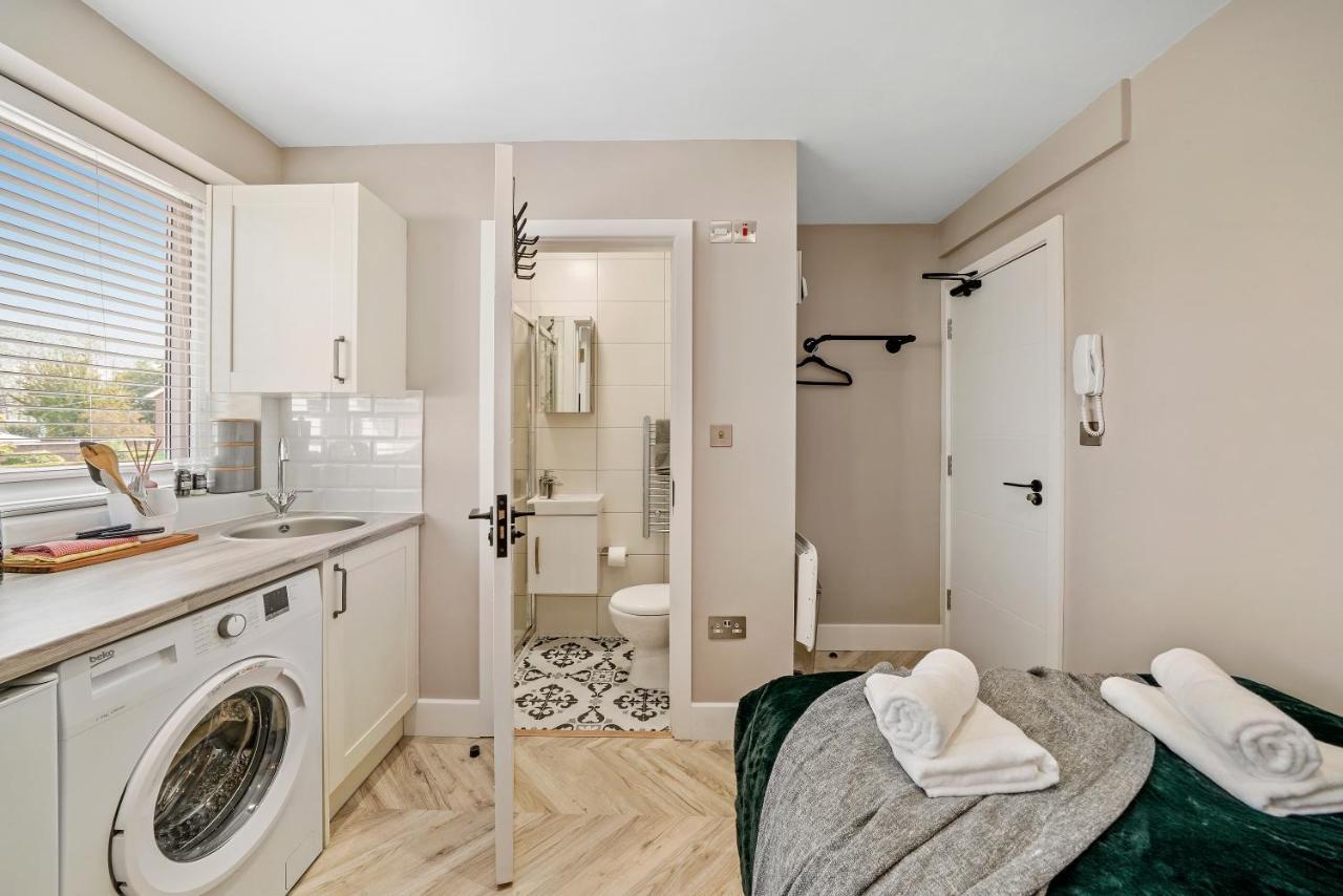Cosy Heathrow Studios - Parking - Garden Лондон Экстерьер фото
