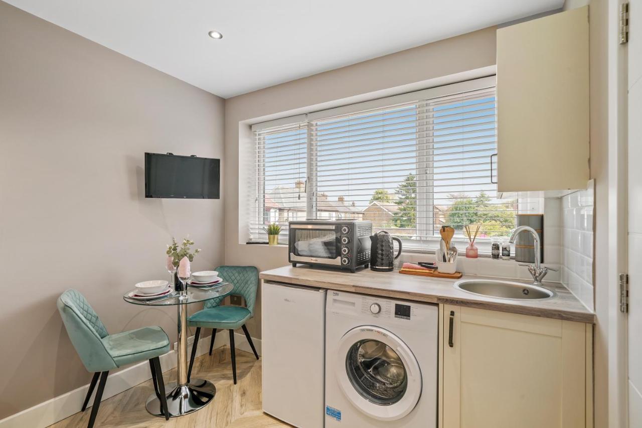 Cosy Heathrow Studios - Parking - Garden Лондон Экстерьер фото