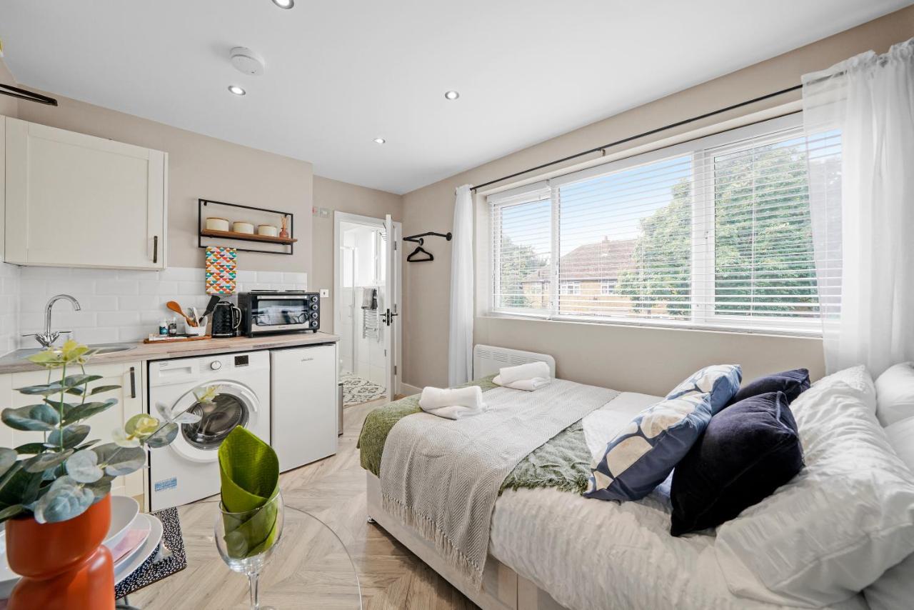 Cosy Heathrow Studios - Parking - Garden Лондон Экстерьер фото