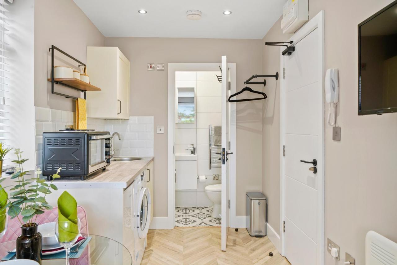 Cosy Heathrow Studios - Parking - Garden Лондон Экстерьер фото
