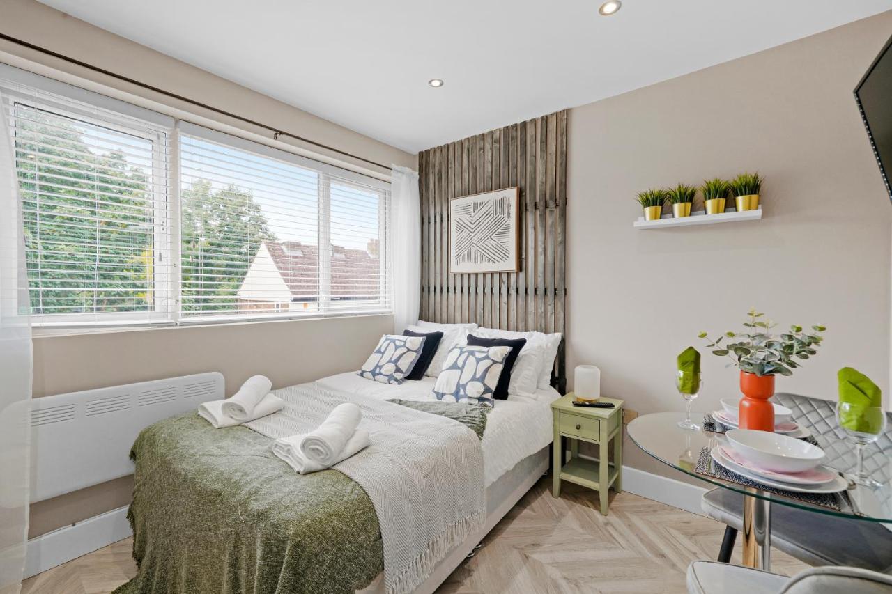 Cosy Heathrow Studios - Parking - Garden Лондон Экстерьер фото