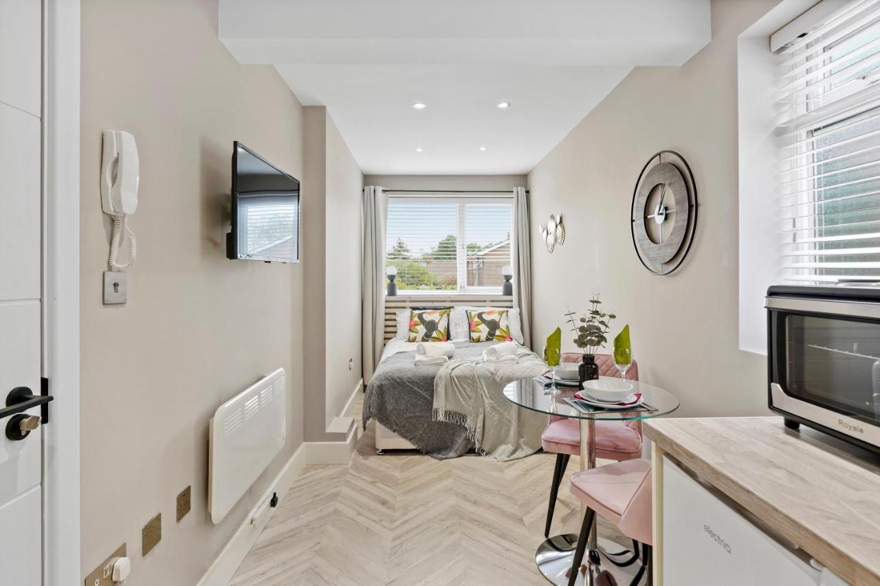 Cosy Heathrow Studios - Parking - Garden Лондон Экстерьер фото